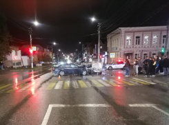 В Камышине иномарка и отечественная легковушка сошлись в жутковатом ударе на улице Пролетарской, пострадала в том числе девочка-подросток