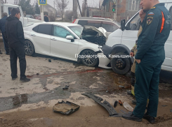 Пассажиры попавшей в аварию в Камышине «Газели» отделались ушибами сегодня, 18 марта (ВИДЕО)