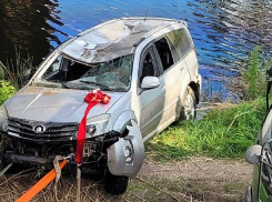 В Волгоградской области со дна реки Бузулук вытащили утонувший автомобиль - водитель отделался легким испугом!