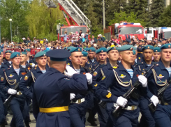 В Камышине на площади Павших борцов проходит парад, посвященный 9 мая