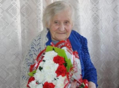 В городе Петров Вал Камышинского района военврача Марию Ненахову поздравляют со 100-летием