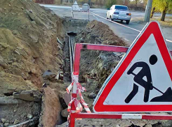 В Камышине к концу третьего дня отопительного сезона коммунальщики все еще меняют участок сетей на улице Титова