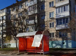 На остановке болтается оторванный ураганом фрагмент павильона, который может «прилететь» на прохожих или на машины, - камышанин