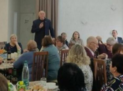 Спикер Камышинской городской думы Владимир Пономарев показал себя за столом с текстильщиками