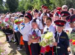 Утро солнца, торжественных школьников, взволнованных родителей и учителей с охапками цветов: в Камышине начался День знаний