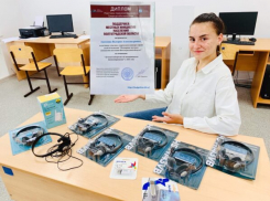 Выпускница из Камышинского района подарила родной школе флешки и гарнитуры, а заработала творчеством