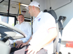 Андрей Бочаров лично «опробовал» новые автобусы для волгоградцев, для других муниципалитетов тоже будут, но потом