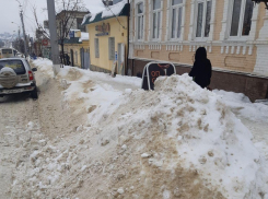 В Камышине заинтересованные фирмы «продают» городской снег на обочинах улицы Пролетарской