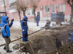 В Камышине на улице Титова на Крещение опять рвануло на теплотрассе