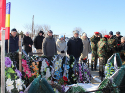 В селе Антиповка Камышинского района земляки принесли цветы к могилам бойцов, выполнявших приказ Родины