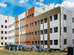 В Камышине закончили монтаж кровли будущей поликлиники