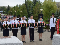 В годовщину окончания Второй мировой войны в Камышине возложили гирлянды к постаменту