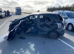 На московской трассе одна иномарка опасно «догнала» другую, пострадавший водитель еще легко отделался