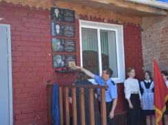 Памяти гвардии капитана Сергея Никулина: в Уметовской сельской школе Камышинского района открыли мемориальную доску