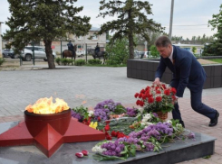 В Камышине во время празднования 9 мая в рамках ограничительных мер в контроле за порядком принимал участие и кавалерийский взвод полиции