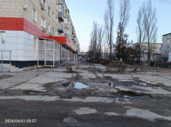 На площади Радищева в Камышине водители, наверное, скоро на машинах будут въезжать в магазин? - камышанин