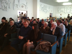 Глава Камышина, отчитываясь перед горожанами, пообещал обратить внимание на «унылую» площадь имени Героя России Александра Колгатина