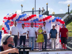 В Камышине на центральной набережной торжественно, с дефиле барабанщиц, открыли Первенство России по парусному спорту (ВИДЕО)