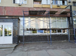 Администрация Камышина объяснила, почему фасад Центральной городской библиотеки оделся в строительные леса