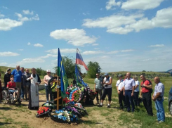 «Отдали души свои за друзей своих»: родные погибших на Донбассе камышан собрались у их могил на поминальную встречу