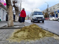 В Камышине после объявления об ухудшении погоды коммунальщики насыпали «антигололедные» кучки на тротуарах