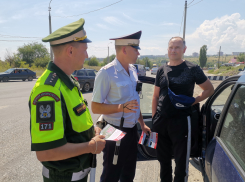Дорожные полицейские Камышина вышли на трассу поинтересоваться, спят ли водители в дальних путешествиях