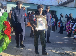 На родном хуторе в Котельниковском районе отдали все воинские почести погибшему в СВО 27-летнему Максиму Зайнуллину