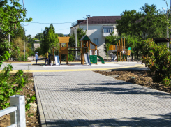 В Камышине в центре новой комфортной зоны на улице Молодежной создают детский городок