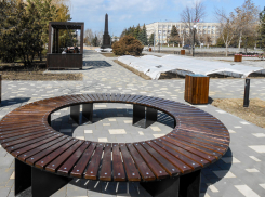 В Камышине на площади Павших борцов занялись дорожками, скамейками, цветниками и беседками: готовится к сдаче территория у стелы