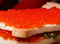 В рейсовом автобусе в Волгоградской области ехали 65 килограммов «ничейной» красной икры...