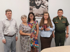 Родные погибших героев приняли их ордена и медаль со слезами и гордостью в Камышине