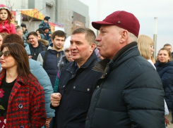 Губернатор Волгоградской области смотрел, как сжигают чучело, с женой, а глава Камышина  пек на Масленицу в парке блины один