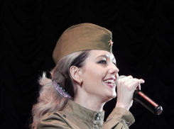 Старший повар камышинских десантников ефрейтор Юлия Шубина стала героиней новости на сайте Министерства обороны о конкурсе песен военнослужащих 