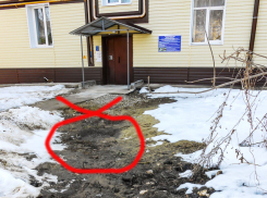 Жители дома №1 на улице Титова в Камышине по весне опять стали заложниками коммунального «провала» во дворе