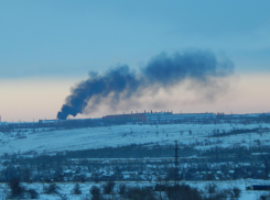 В Камышине небо над промзоной заволокло огромным столбом черного дыма