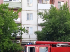 В Камышине в огне оказались балкон, «Ауди» и «КАМАЗ»