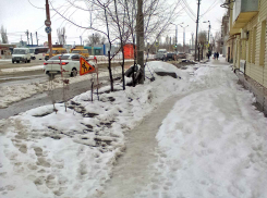 Камышане жалуются на гололед и необработанные тротуары, покрывающиеся ледяным накатом