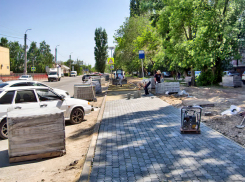 «Не знаю, когда приступили, но метров 30 застелили»: камышане дождались замены тротуара в 6-м микрорайоне, но считают, что работы ведутся медленно