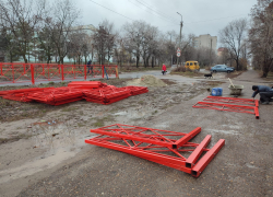 В Камышине в 5-м микрорайоне устанавливают турникетное ограждение