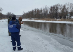 Водолазы временно оставили поиски тела девятилетнего мальчика, утонувшего в реке Чир в Суровикино Волгоградской области