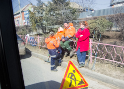 В Камышине рабочие бригады "Благоустройства" стартовали в заваленном мусором городе