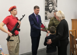 Родным погибших воинов передали ордена Мужества в Камышине