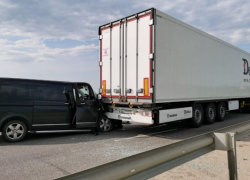 На трассе между Камышином и Волгоградом микроавтобус въехал в фуру: к хирургам попали пенсионерка и ребенок