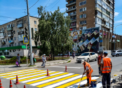 В Камышине начали повторную покраску "зебр" после ливней