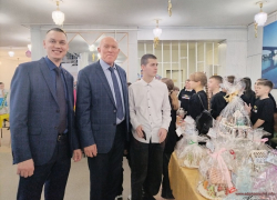 В Камышине спикер Владимир Пономарев и другие слуги народа пришли на вкусный конкурс кулинарного техникума... ой, простите, политехнического колледжа!