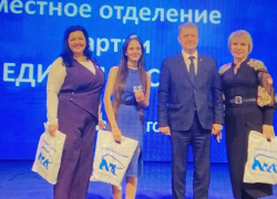 В Камышине Станислав Зинченко описал, как он награждал деятелей "Единой России"