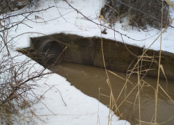 Что за грязная сточная река течет в Камышинку из подозрительной трубы? - камышанка