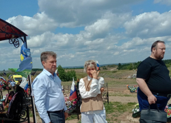  Глава Камышина Станислав Зинченко и сопредседатель общероссийского проекта «Земля героев» Дмитрий Пахомов встретились на участке воинских захоронений