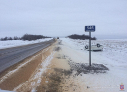 Под Камышином "Хонда" ударилась в КАМАЗ и улетела в кювет, "скорая" увезла девушку и парня