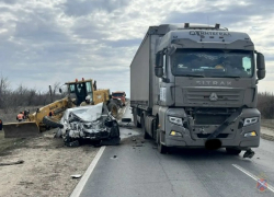 На трассе между Камышином и Волгоградом грузовики измяли "Лексус" с полным салоном детей